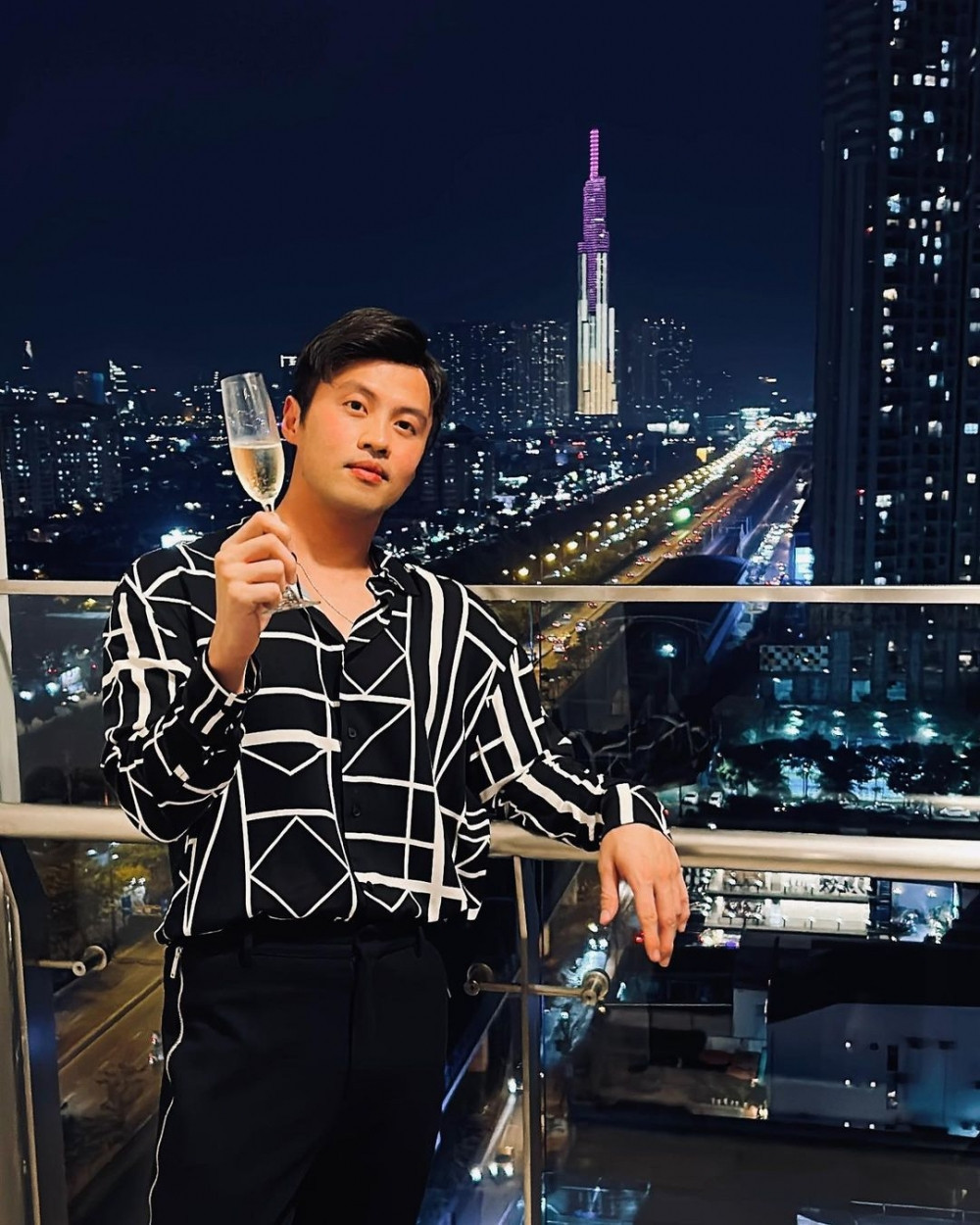 Khi lên cấp 3, Shark Khoa có cơ hội du học tại New York, Mỹ, nhờ vào tình hình kinh tế của gia đình có phần ổn định hơn.