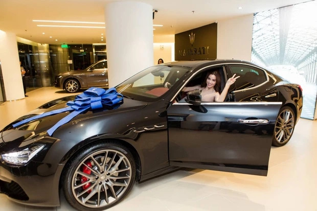 Ngoài bất động sản, Hồ Ngọc Hà còn sở hữu bộ sưu tập xe sang đắt giá như Maserati Ghibli S Q4, Porsche Panamera Turbo, Rolls-Royce Ghost khoảng 10 tỷ đồng, Audi A8L...