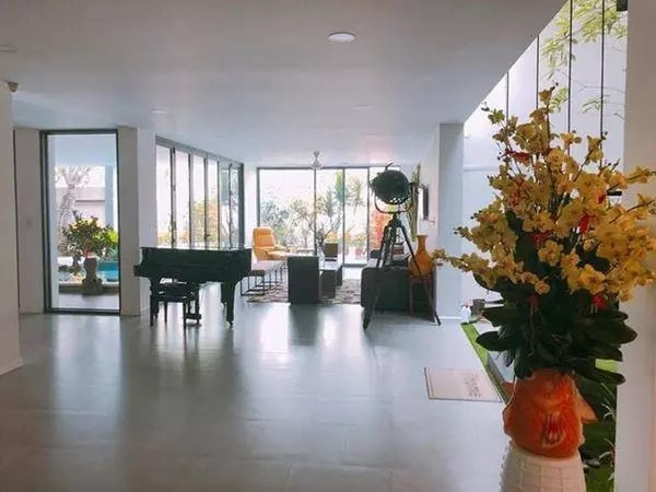 Trước đây, Hà Hồ cùng con trai Subeo sống cùng ba mẹ trong căn biệt thự lớn tại huyện Nhà Bè, TP HCM.