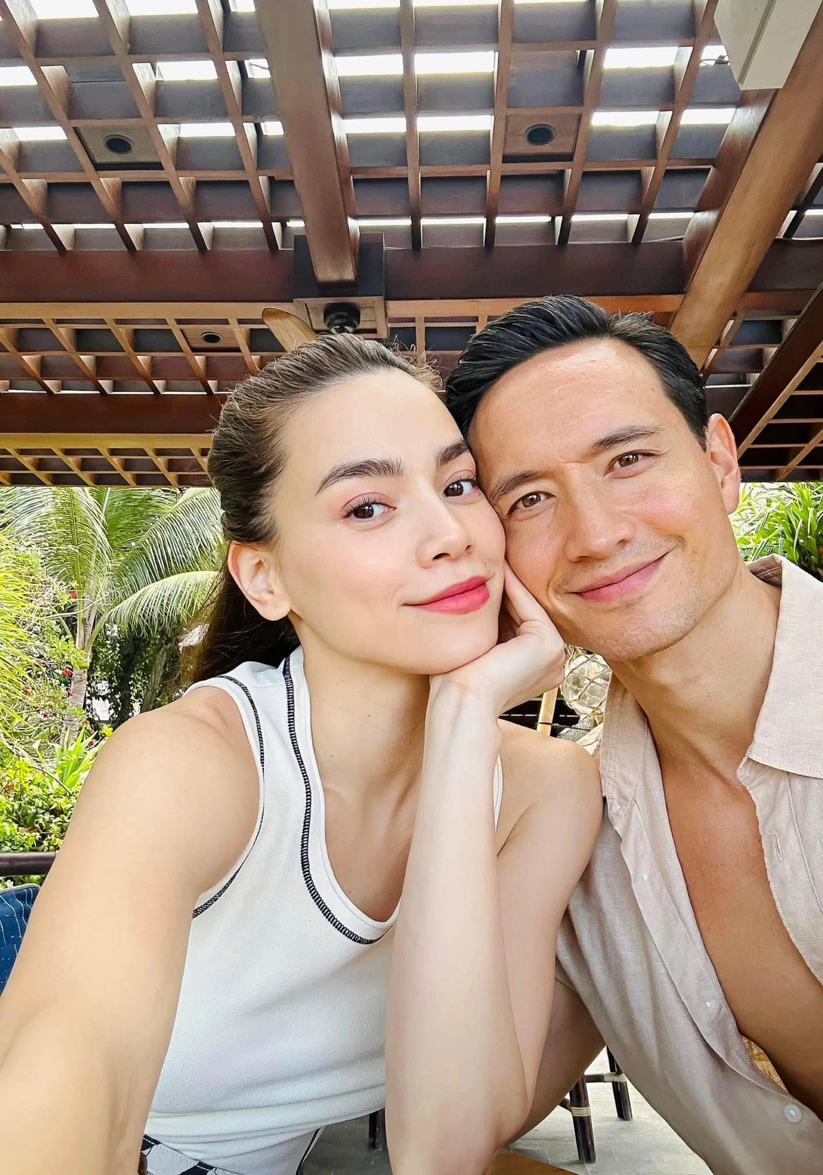 Trong khi đó, Kim Lý sinh trưởng trong gia đình có điều kiện ở Thụy Điển. Trước khi trở trở thành diễn viên, Kim Lý từng là doanh nhân, sống và làm việc nhiều năm tại Thụy Điển.