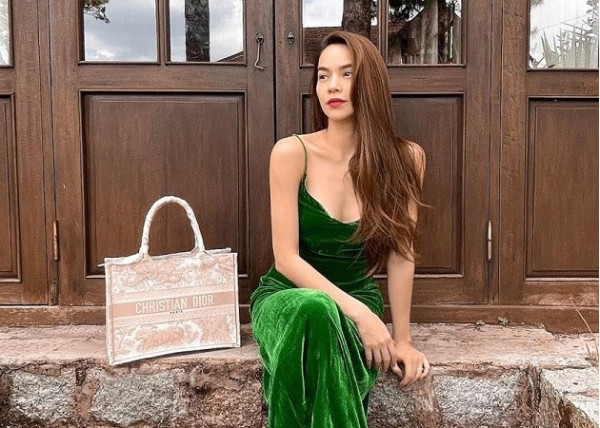 Bên cạnh đó, Hồ Ngọc Hà còn là tín đồ của hàng hiệu. Nữ ca sĩ sở hữu nhiều thương hiệu lớn trên thế giới với mỗi món đồ có giá cao ngất ngưởng.