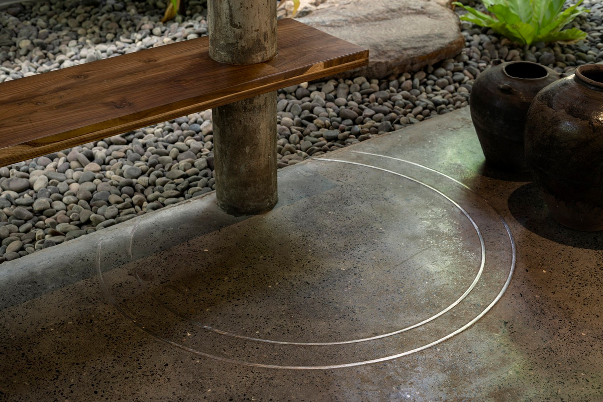 Sàn bê tông kết hợp khảm đá tường trong khi đồ nội thất được thiết kế theo phong cách xưa cũ.