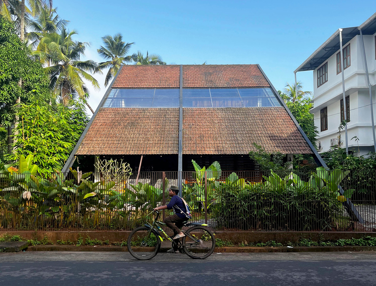 Nhà được thiết kế cho gia đình 4 người. Là một người đam mê du lịch, gia chủ mong muốn ngôi nhà phải vừa độc đáo, kỳ lạ và đầy bất ngờ.