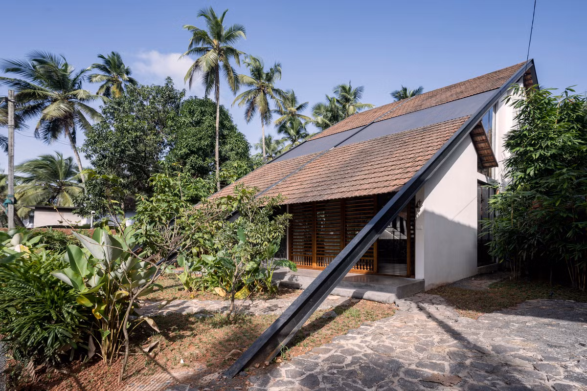 Do đó, kiến trúc sư thiết kế một ngôi nhà mái dốc lợp ngói vô cùng độc đáo. Mái dốc gần chạm đất vừa tạo sự độc đáo vừa che mưa lớn và nắng gắt.