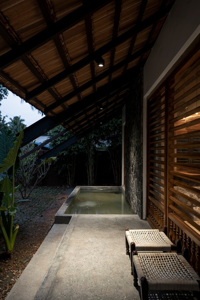 Cửa có mái che bằng gỗ theo phong cách truyền thống ở mặt tiền.