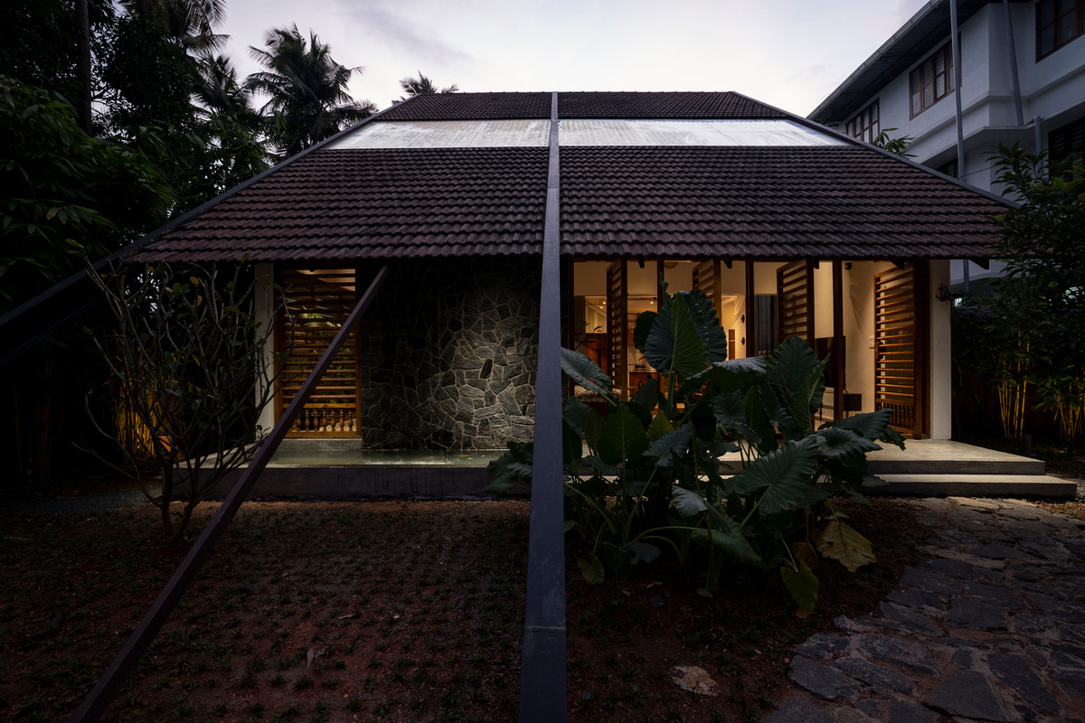 Bức tường bên ngoài dưới mái dốc đồ sộ tạo ra những khoảng mở dài với không gian bên trong được chia làm hai. Chúng ngăn cách với nhau bởi một sân ở trung tâm, tạo nên hệ thống thông gió chéo và nguồn sáng tự nhiên cho căn nhà.