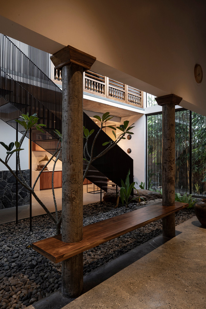 Nhà được chia thành 3 khu vực theo độ dốc của mái nhà, mang lại sự liên tục về mặt hình ảnh.