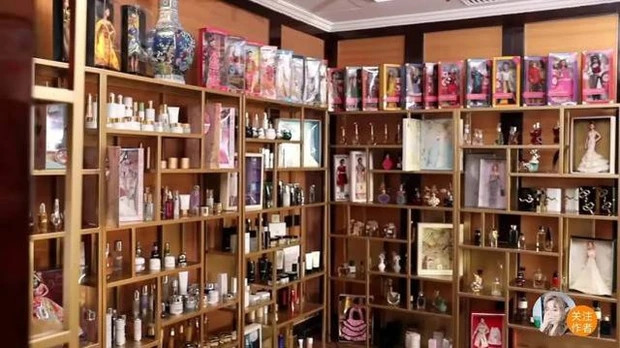 Bộ sưu tập búp bê Barbie, nước hoa, mỹ phẩm khiến không ít người trầm trồ. Nguồn ảnh: Sohu, HK01