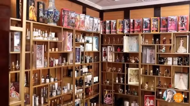 Bộ sưu tập búp bê Barbie, nước hoa, mỹ phẩm khiến không ít người trầm trồ. Nguồn ảnh: Sohu, HK01