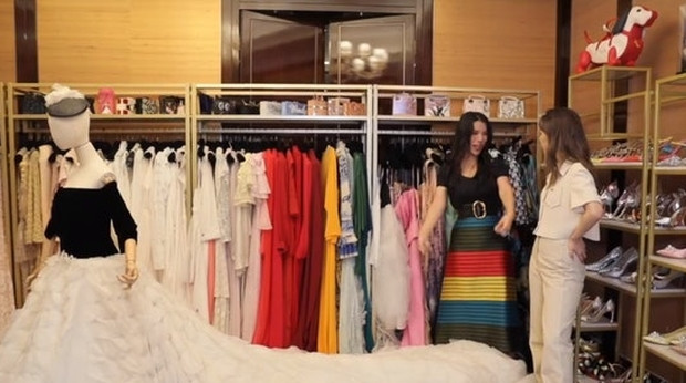 Phòng thay đồ của ái nữa tràn ngập đồ hiệu được thiết kế riêng thuộc các thương hiệu xa xỉ.