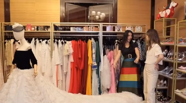 Phòng thay đồ của ái nữa tràn ngập đồ hiệu được thiết kế riêng thuộc các thương hiệu xa xỉ.