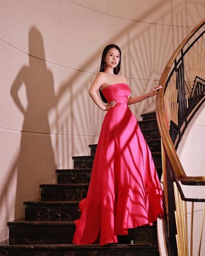 Theo đó, để đi hết một vòng biệt thự cũng phải mất tới 7 tiếng đồng hồ.