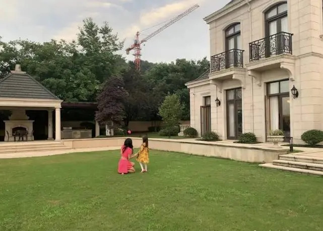 Cách đây không lâu, con gái tỷ phú Trung Quốc hé lộ hình ảnh bên trong dinh thự cao cấp tại thành phố Thượng Hải khiến nhiều người kinh ngạc.