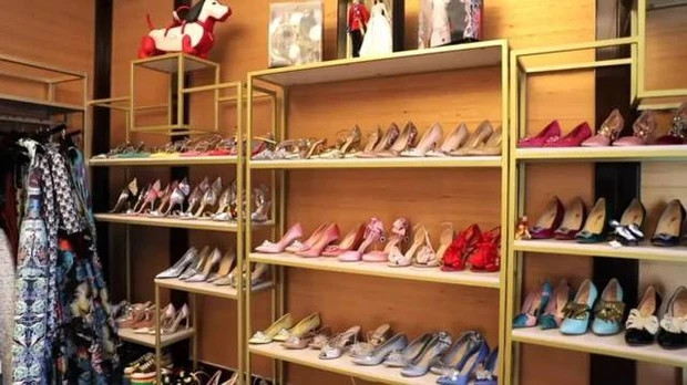 Kệ để giày của Dư Vãn Vãn chẳng khác cửa hàng thời trang.