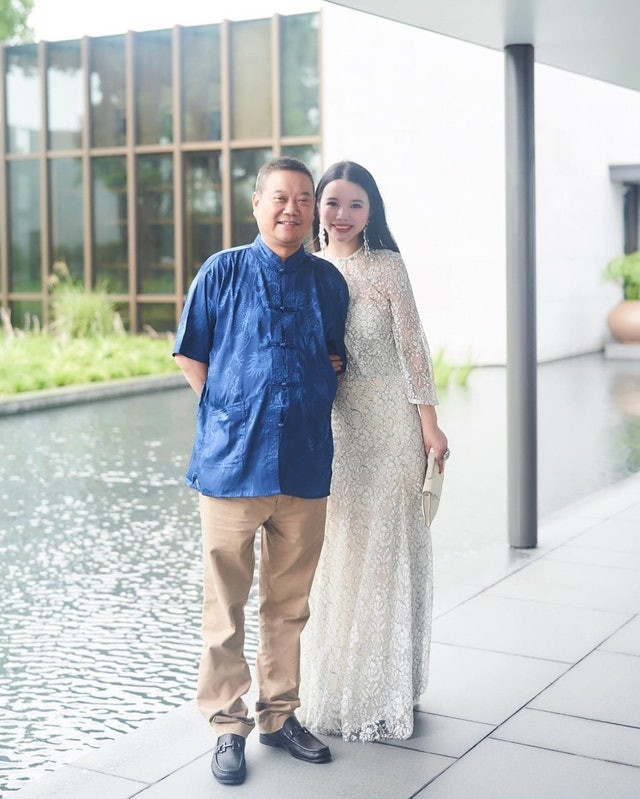 Dư Vãn Vãn là con gái Từ Tĩnh Uyên, Founder kiêm CEO của tập đoàn sản xuất cửa gỗ lớn nhất châu Á - Mộng Thiên.