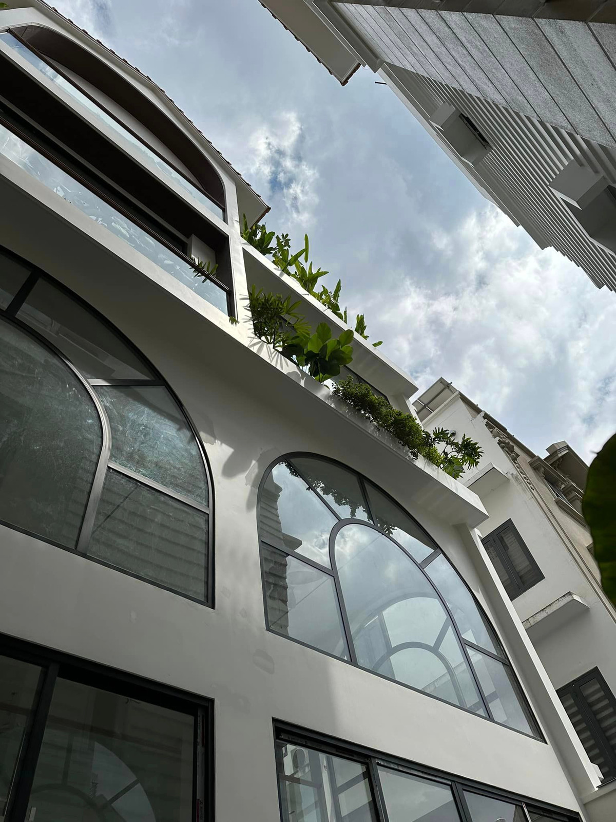 Mỗi tầng ban công trong nhà Vân Trang đều phủ đầy cây lá đầy sức sống. Nguồn ảnh: FBNV