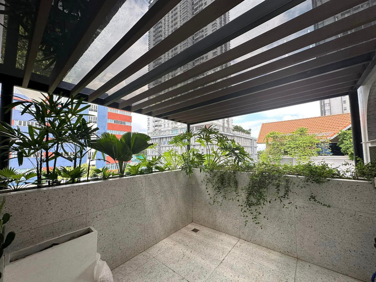 Nữ diễn viên còn tạo không gian xanh cho biệt thự.