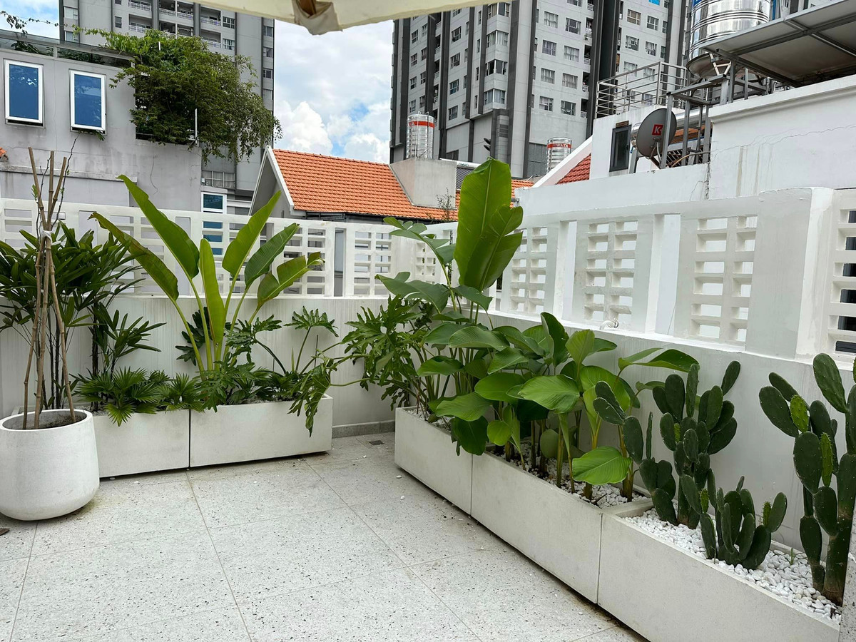 Mỗi ngày Vân Trang dành 2 tiếng để tưới cây, chăm sóc.