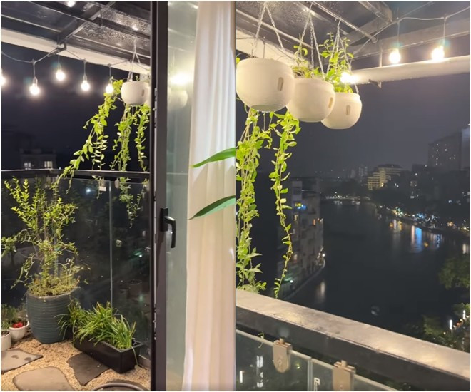 Ngoài hiên treo nhiều giỏ cây nhỏ và giăng đèn lung linh.