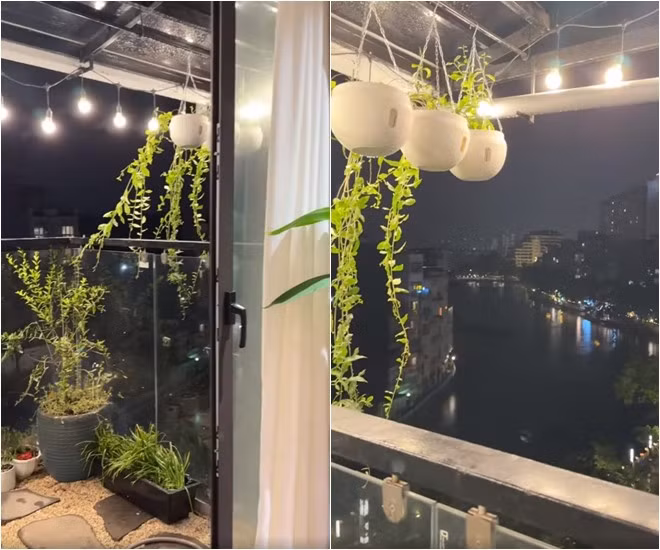 Ngoài hiên treo nhiều giỏ cây nhỏ và giăng đèn lung linh.