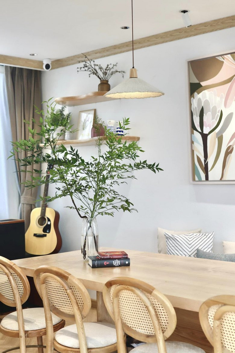 Bạch Lan Phương thường trang trí bằng những bình cây xanh ngắt, giúp căn nhà thêm sức sống.