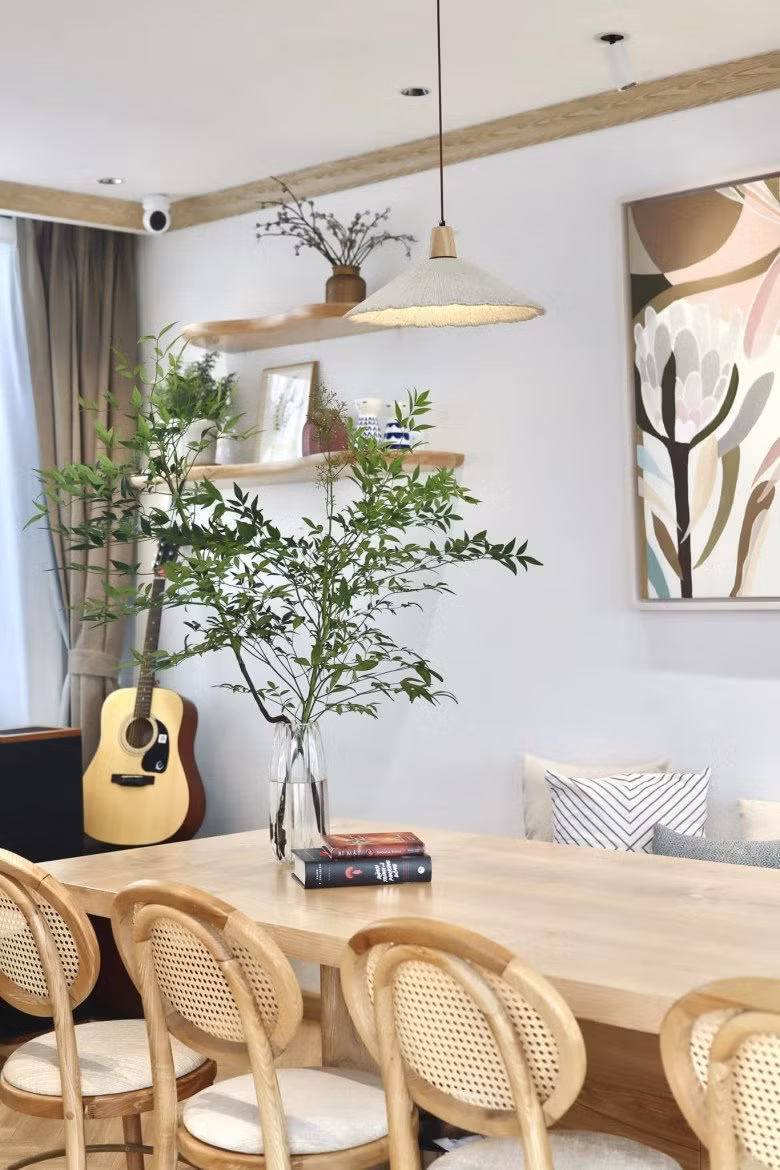 Bạch Lan Phương thường trang trí bằng những bình cây xanh ngắt, giúp căn nhà thêm sức sống.