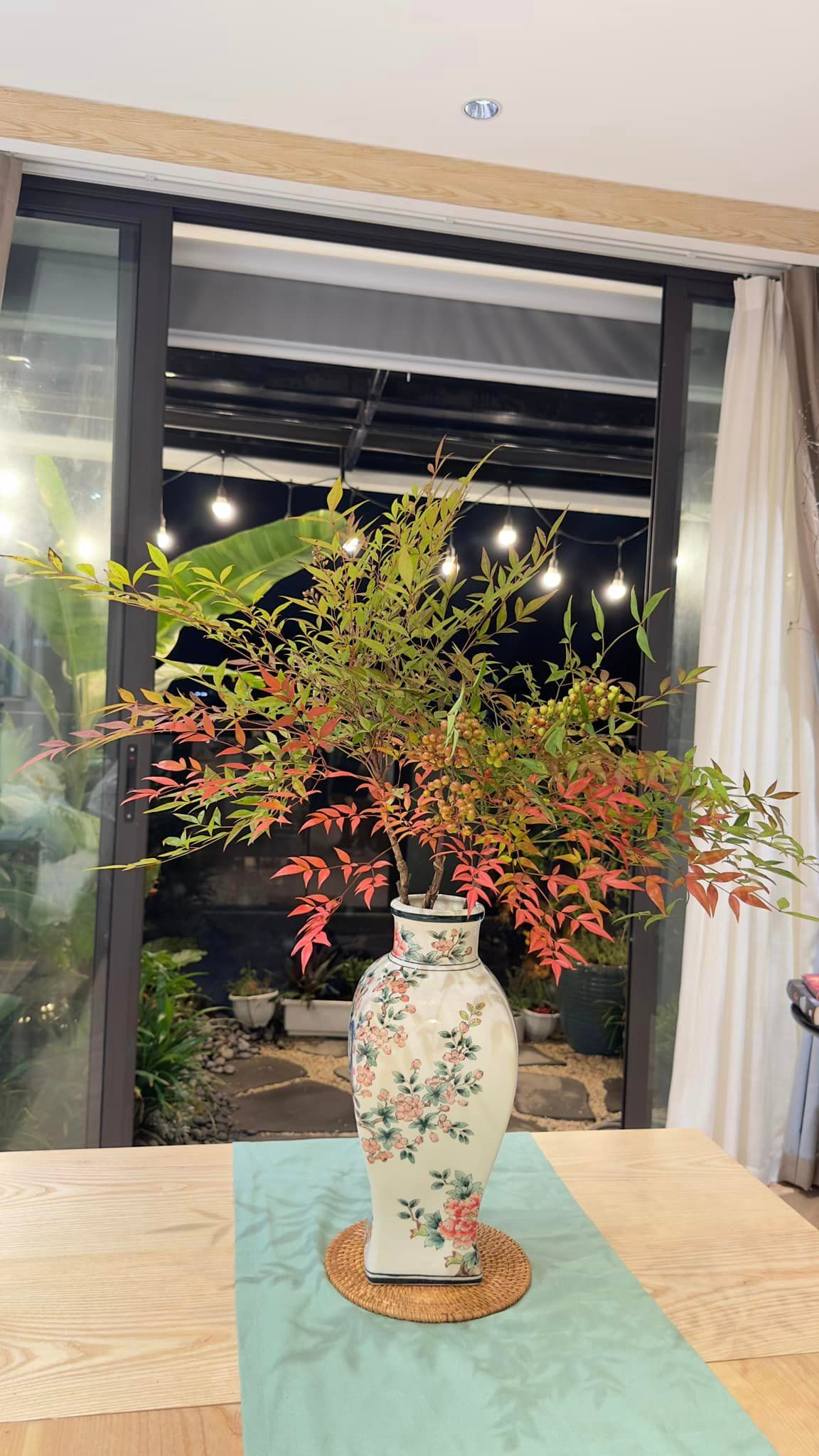 MC Bạch Lan Phương cắm cành nam thiên trúc có cả lá xanh, lá đỏ.