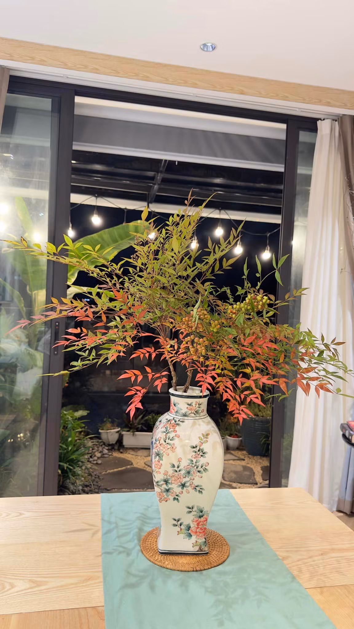 MC Bạch Lan Phương cắm cành nam thiên trúc có cả lá xanh, lá đỏ.