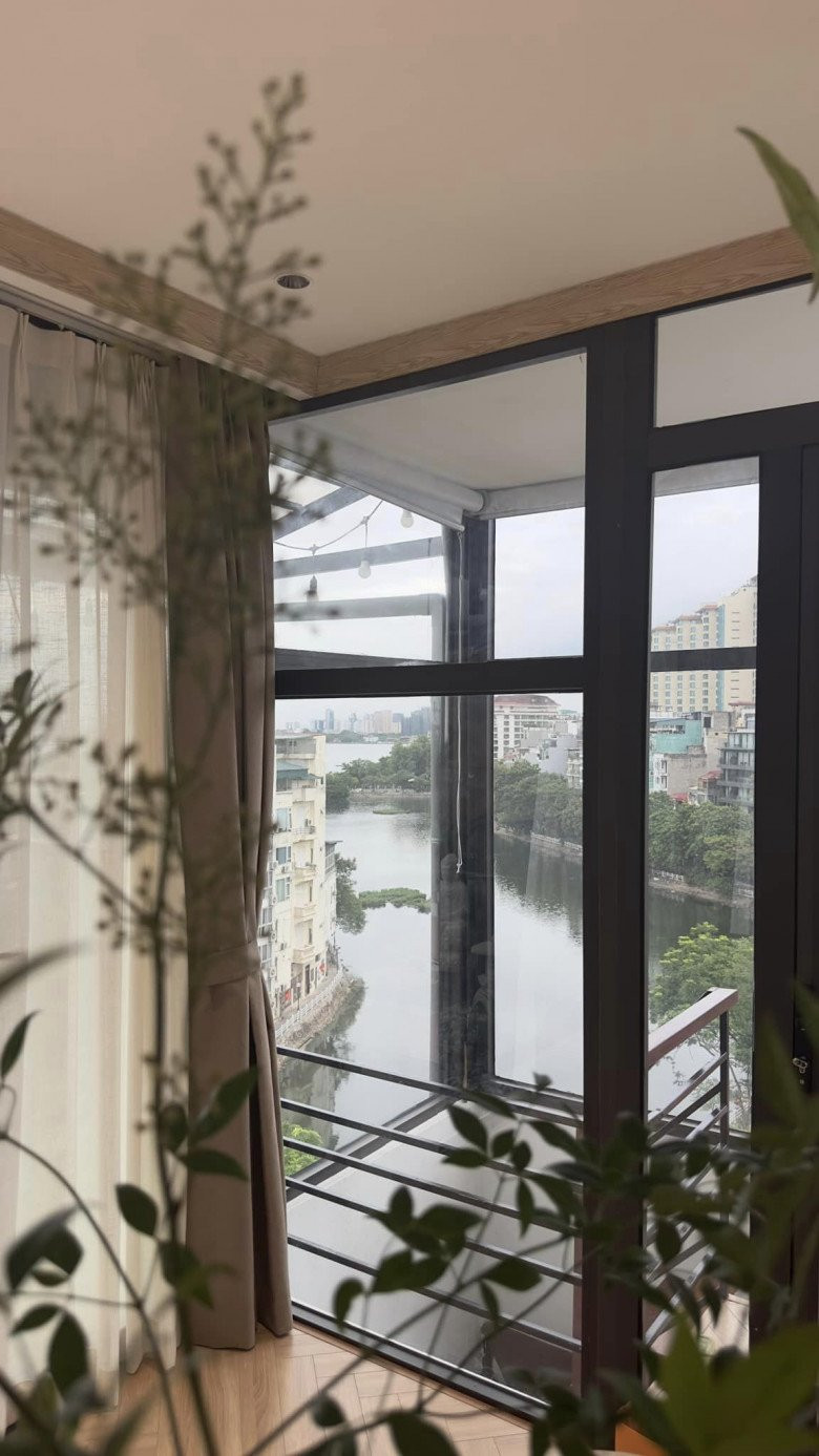 View hồ tuyệt đẹp được tận dụng làm thành góc giải trí. Nguồn ảnh: FBNV