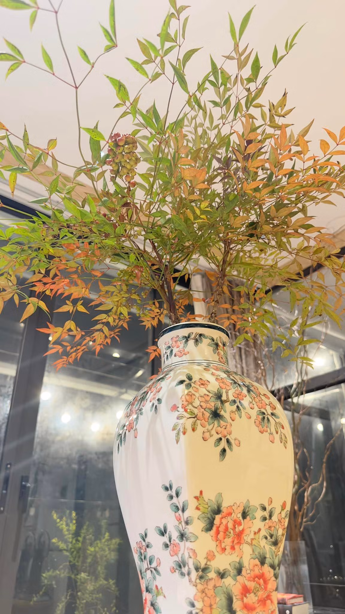 Mới đây, bạn gái Huỳnh Anh khoe không gian tầng 9 ngập tràn sắc hoa lãng mạn.