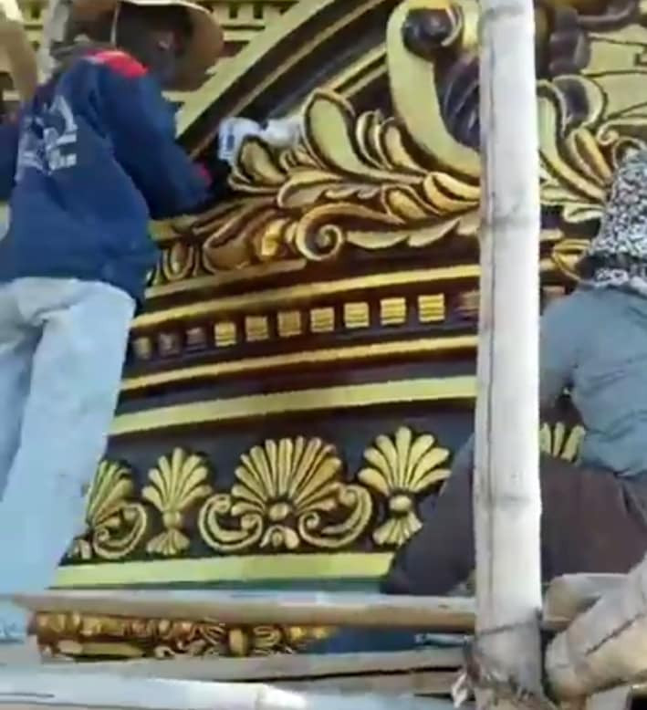 Hiện tại, căn nhà vẫn đang trong quá trình hoàn thiện. Việc đắp phù điêu rất công phu, tỉ mỉ và mất nhiều thời gian. Ảnh: FB Nguyễn Văn Dũng