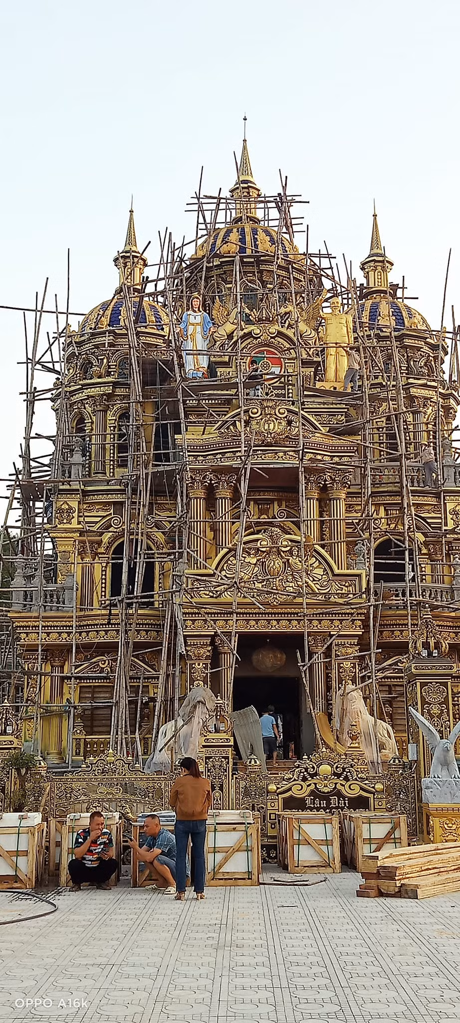 Theo Vietnamnet, chủ tòa lâu đài là ông Nguyễn Vĩnh Thoan (sinh năm 1978). Ông Thoan từng từng phải nghỉ học, rong ruổi mưu sinh, buôn bán đồng nát khắp các tỉnh thành như Hà Nội, Hà Tĩnh... trước khi có cơ ngơi như ngày hôm nay. Ảnh: FB Nguyễn Văn Dũng