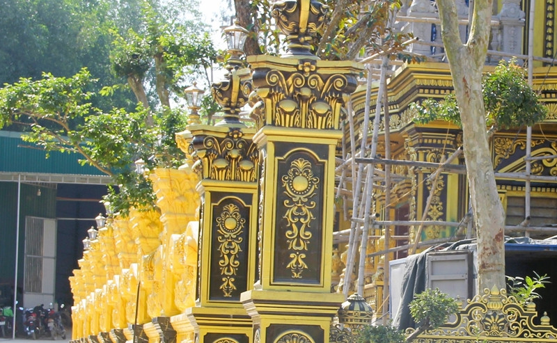 Phần tường rào được sơn màu vàng bắt mắt. Ảnh: Vietnamnet