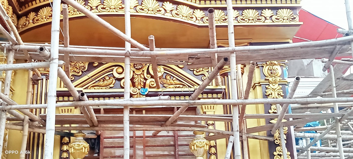 Hàng trăm người thợ đang hoàn thành phần sơn, đắp phù điêu, tường rào, lát gạch sân vườn... Ảnh: FB Nguyễn Văn Dũng