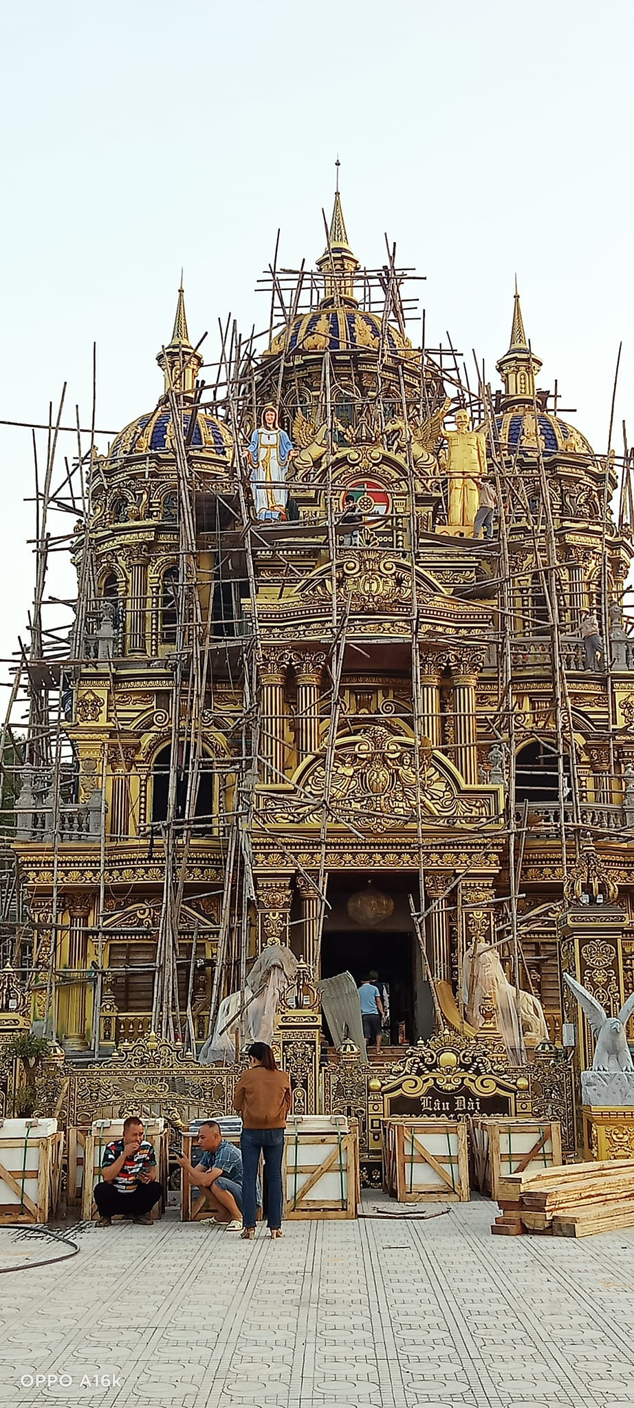 Theo Vietnamnet, chủ tòa lâu đài là ông Nguyễn Vĩnh Thoan (sinh năm 1978). Ông Thoan từng từng phải nghỉ học, rong ruổi mưu sinh, buôn bán đồng nát khắp các tỉnh thành như Hà Nội, Hà Tĩnh... trước khi có cơ ngơi như ngày hôm nay. Ảnh: FB Nguyễn Văn Dũng