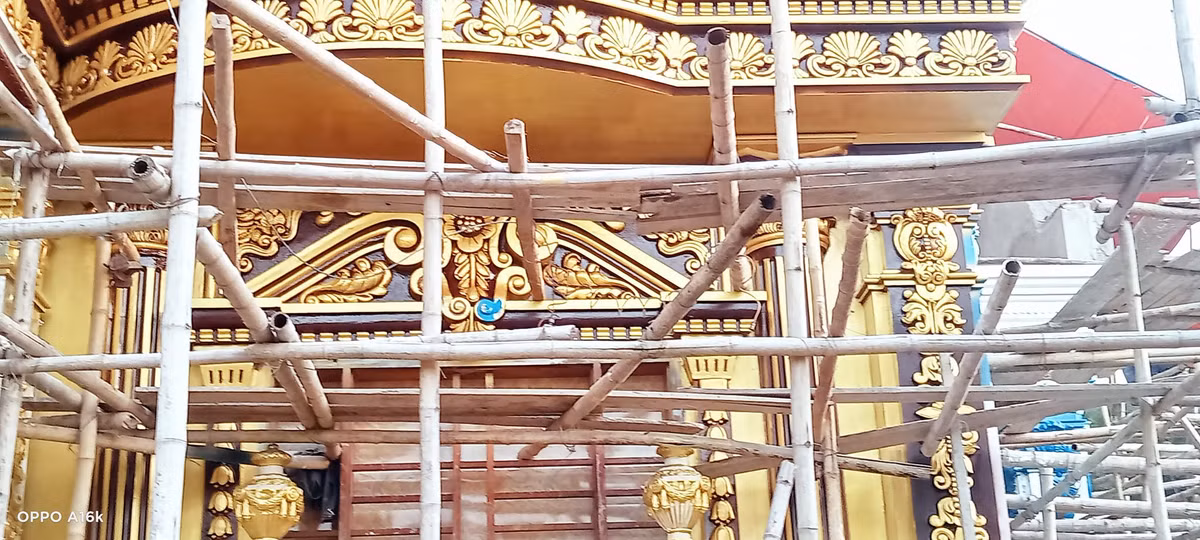 Hàng trăm người thợ đang hoàn thành phần sơn, đắp phù điêu, tường rào, lát gạch sân vườn... Ảnh: FB Nguyễn Văn Dũng