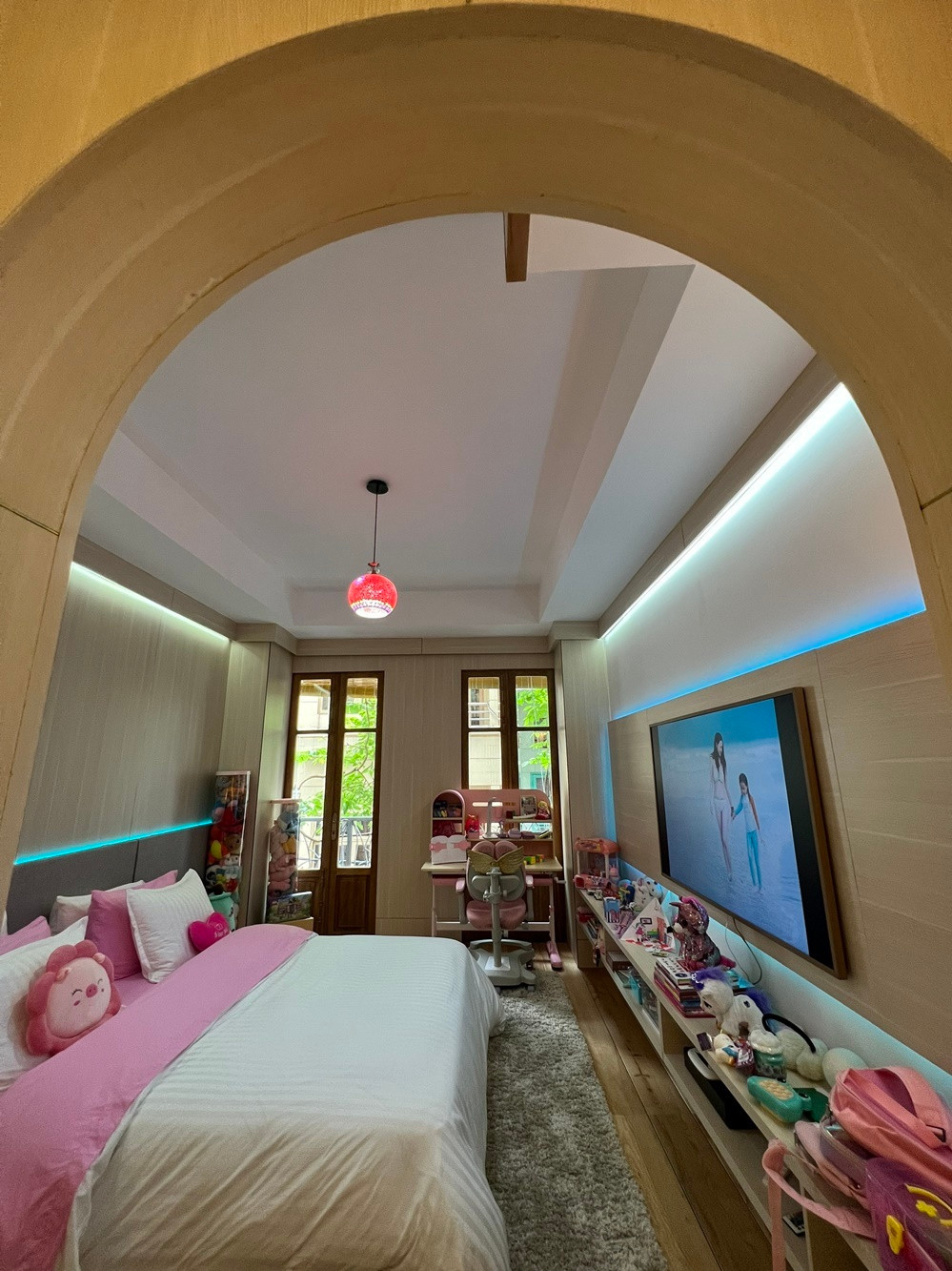  Đại gia Đức An cũng nổi tiếng là người chiều con gái. Anh cho biết mất một tháng lên ý tưởng, giám sát thực hiện phòng riêng cho Bồ Câu để kịp hoàn thiện trước ngày sinh nhật con gái.