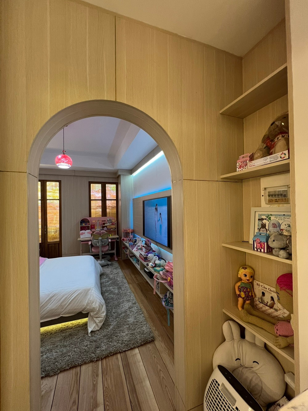 Đại gia Đức An sử dụng toàn bộ gỗ thật thay vì gỗ công nghiệp để lát sàn, làm cửa, ốp trần cho phòng con gái. Tổng chi phí cải tạo phòng cho bé Bồ Câu ước tính khoảng 200 triệu đồng.