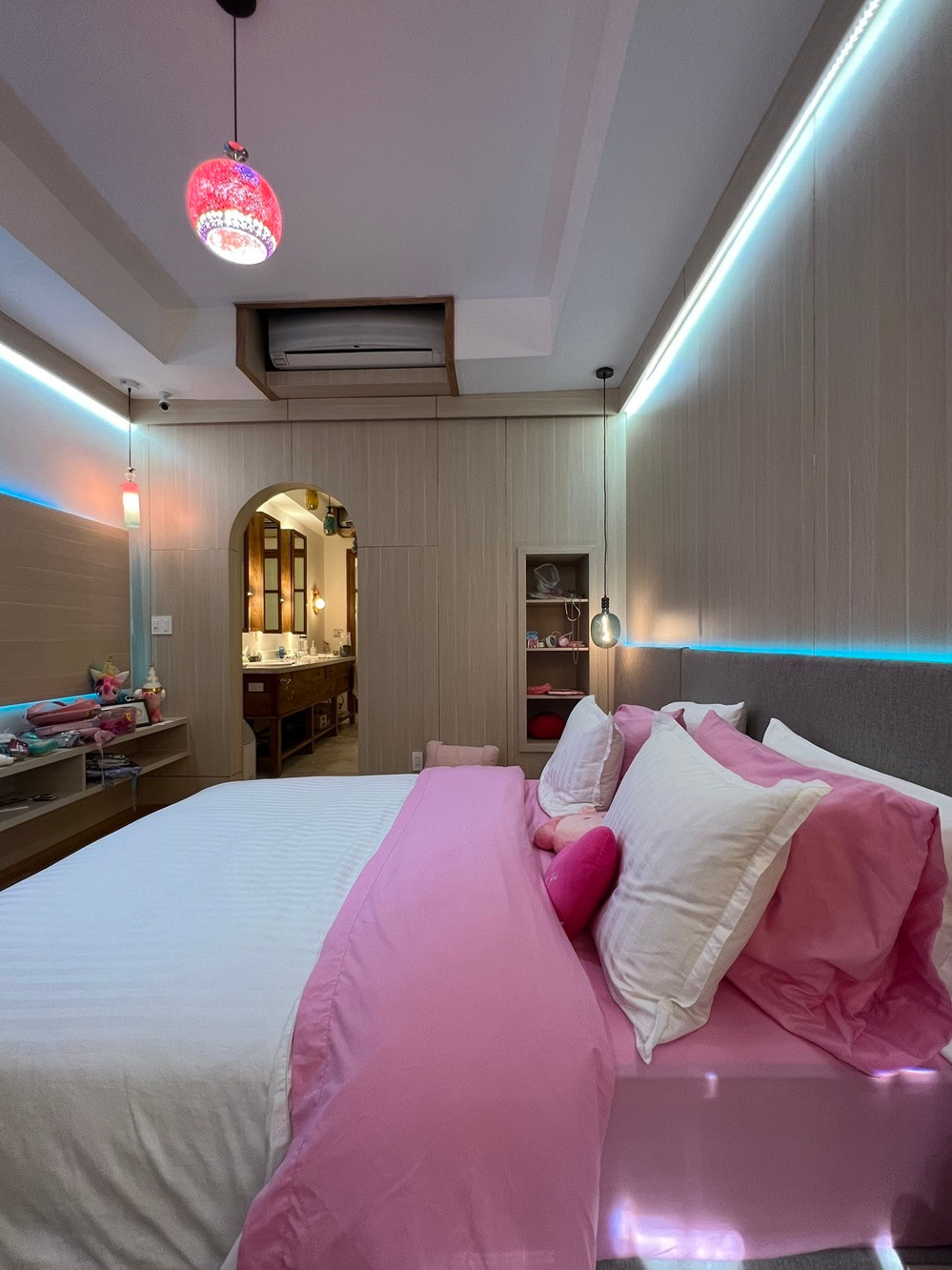 Không gian riêng của bé Bồ Câu rộng 50 m2, được bố trí nội thất màu hồng - trắng lấy cảm hứng từ nhân vật unicorn.