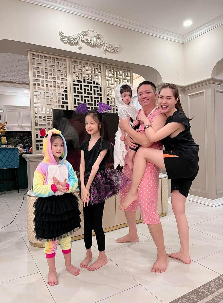 Trong một clip chia sẻ trên mạng xã hội, Di Băng tâm sự về sở thích mua sắm sưu tầm đồ chơi có hình pony của con gái Yuki và thẻ bài của con gái lớn Hana. Có thẻ bài lên tới cả trăm triệu nhưng Di Băng vẫn chiều hết.