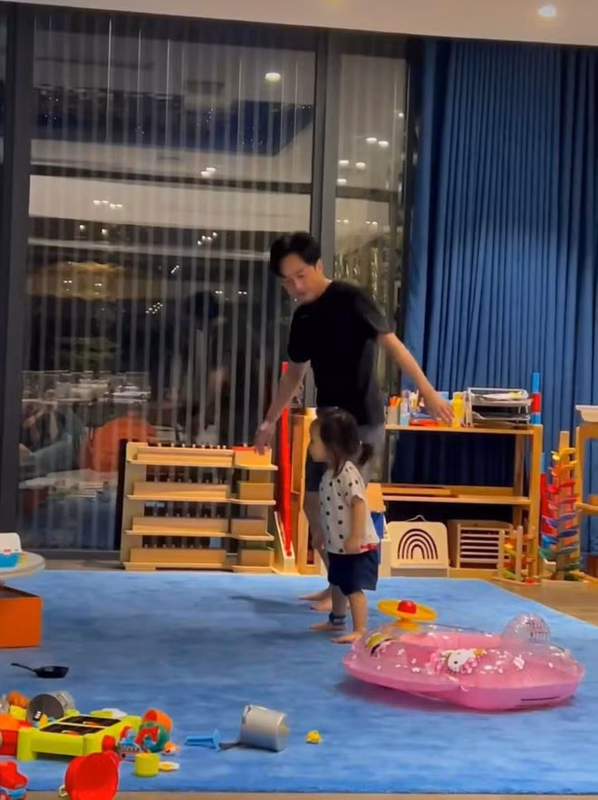 Phòng riêng dành cho bé Suchin được sắm rất nhiều đồ chơi với tông màu nữ tính, đáng yêu.