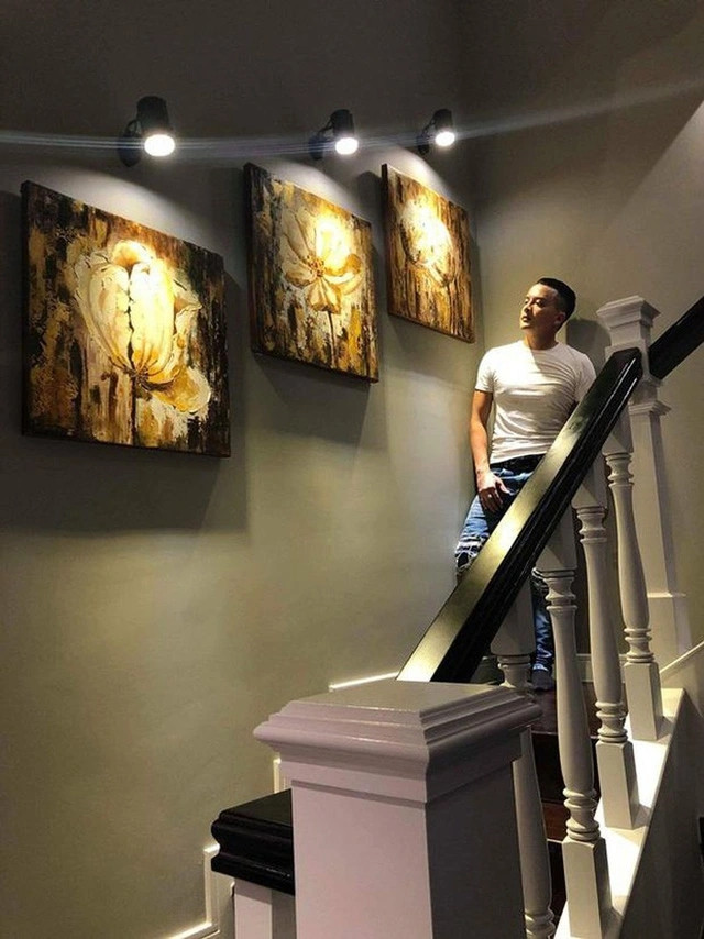 Nam ca sĩ còn lắp đặt hệ thống camera an ninh 24/7 giám sát ngôi nhà từ xa qua điện thoại để đảm bảo an ninh.