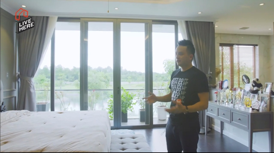 Phòng ngủ thiết kế mở, nhìn thẳng ra hồ phía dưới. Nguồn ảnh: FBNV, chụp màn hình