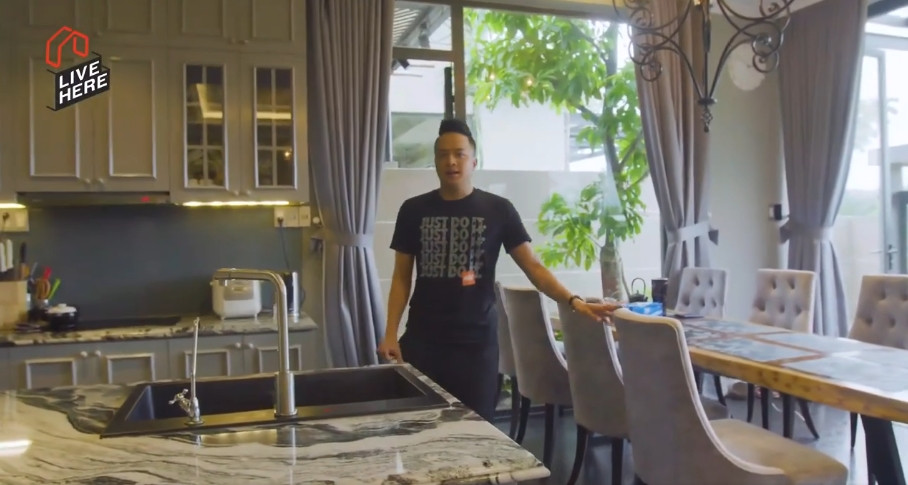 Khi phát hiện đột nhập trái phép, hệ thống sẽ thông báo về điện thoại và khởi động các kịch bản chống trộm đã được cài đặt sẵn như: bật đèn sáng, rèm được kéo ra, bật còi báo động cảnh báo.