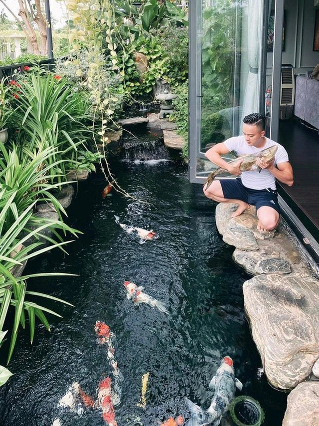 Nam ca sĩ đã chi khoảng 1 tỷ đồng và dùng trên 10 tấn đá để xây dựng hồ cá Koi.