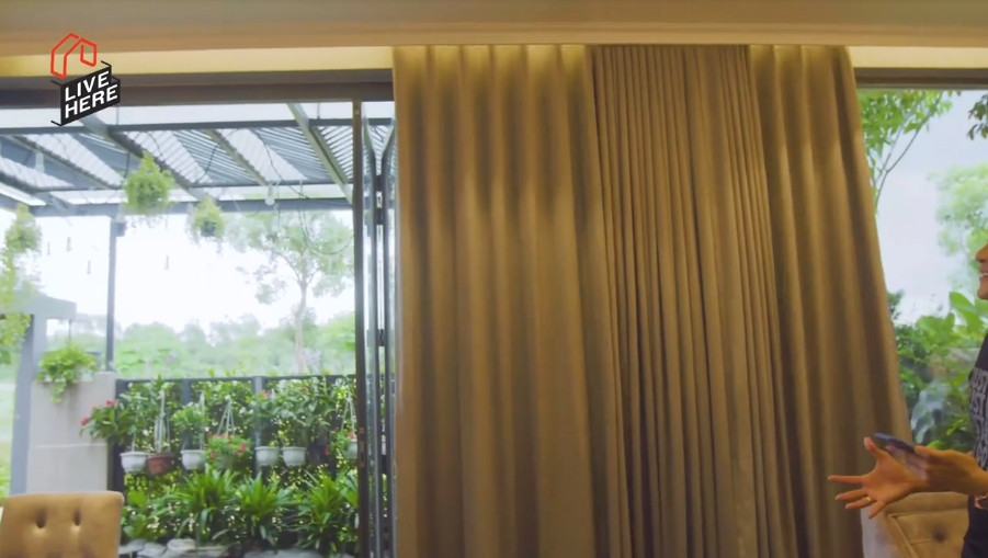 Ngoài view bờ sông thoáng đãng, ngôi nhà của Cao Thái Sơn còn được trang bị những tiện nghi của một căn nhà thông minh thời thượng.