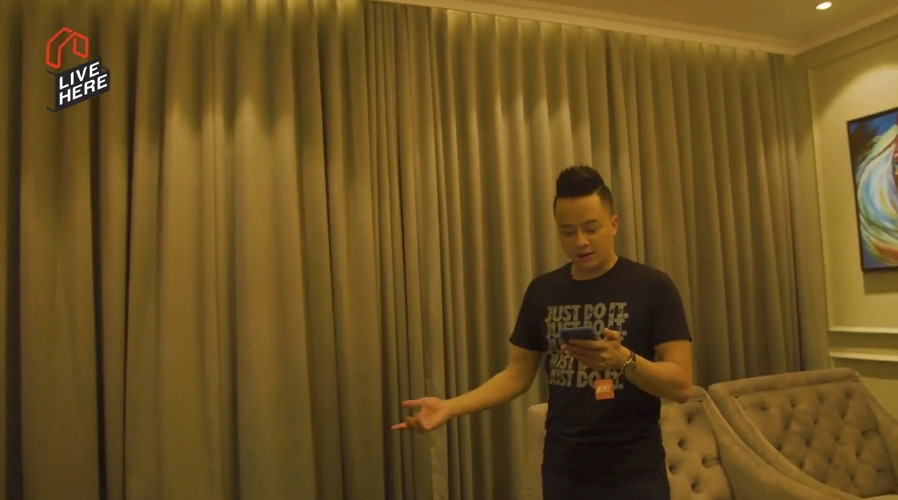 Theo đó, mỗi khi về nhà chỉ cần nói: "Hey Google, welcome back home" là hệ thống đèn điện, rèm cửa sẽ tự động được mở.