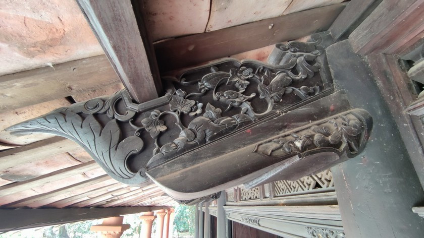 Đầu kèo được chạm trổ những đường nét hoa văn công phu và tinh xảo. Ảnh: Baophapluat