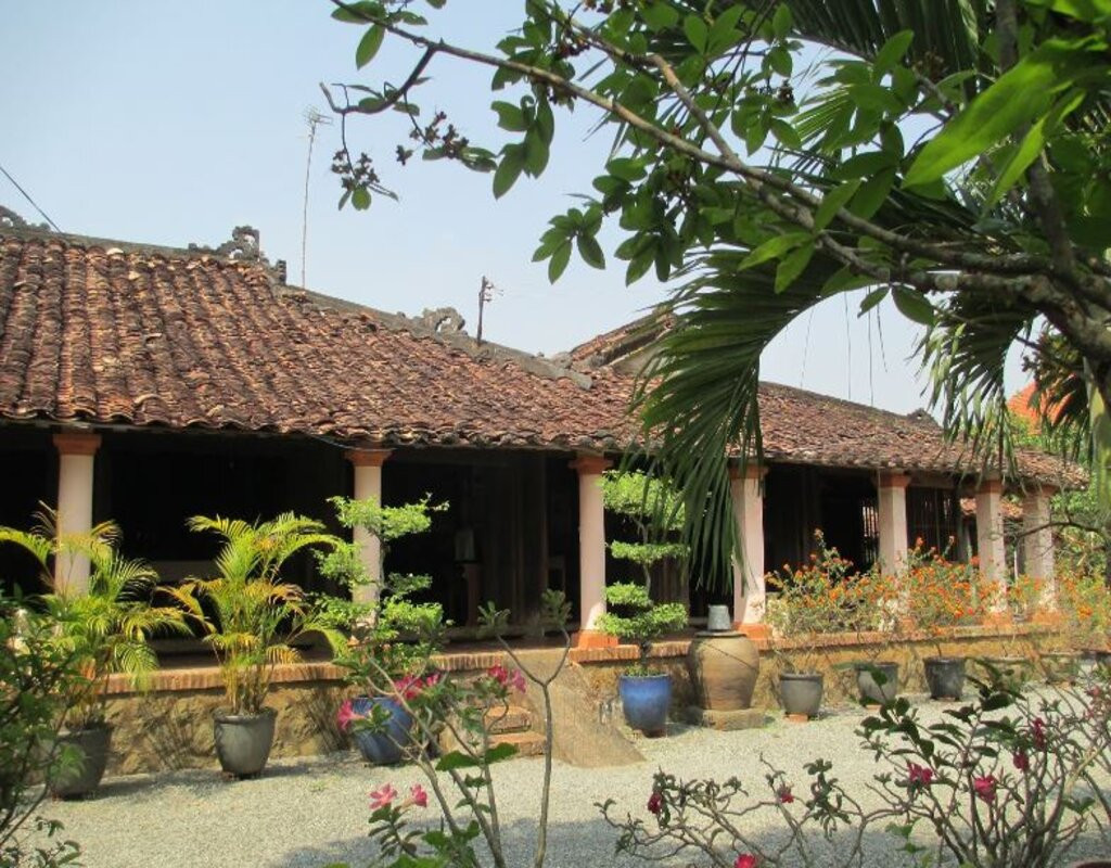 Sân vườn được trang trí bằng những chậu cây, hoa kiểng xinh đẹp. Ảnh: Mia