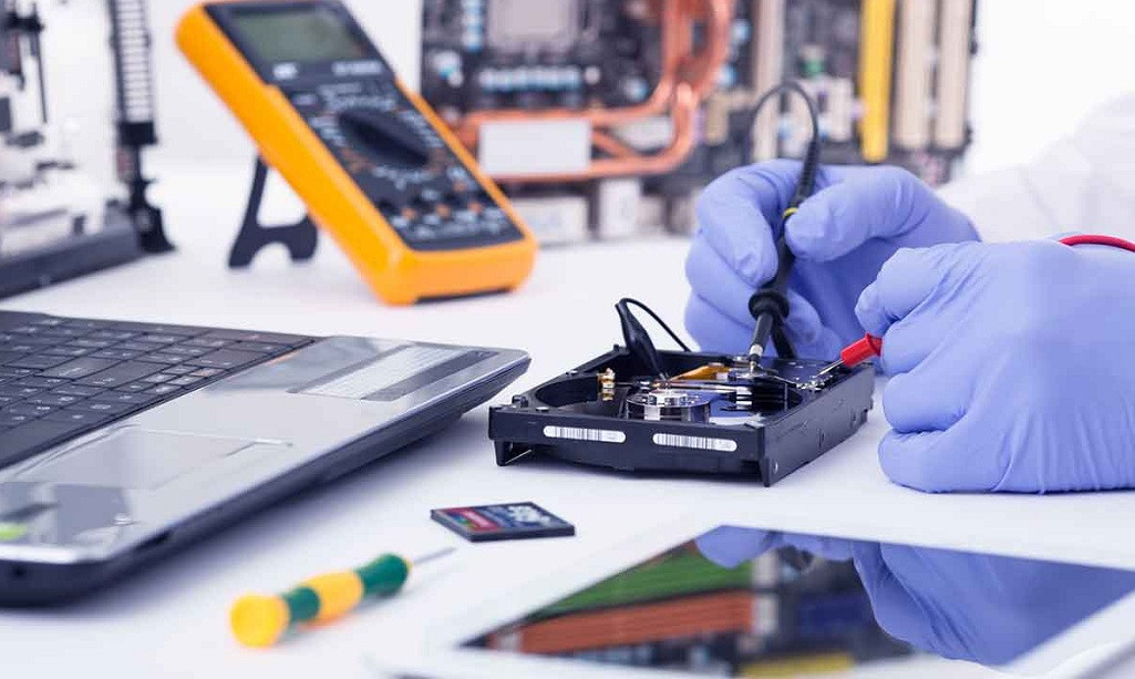 Sửa chữa máy tính cũng là nghề dễ kiếm việc làm và mang lại thu nhập cao. Ảnh: Tech key Vietnam